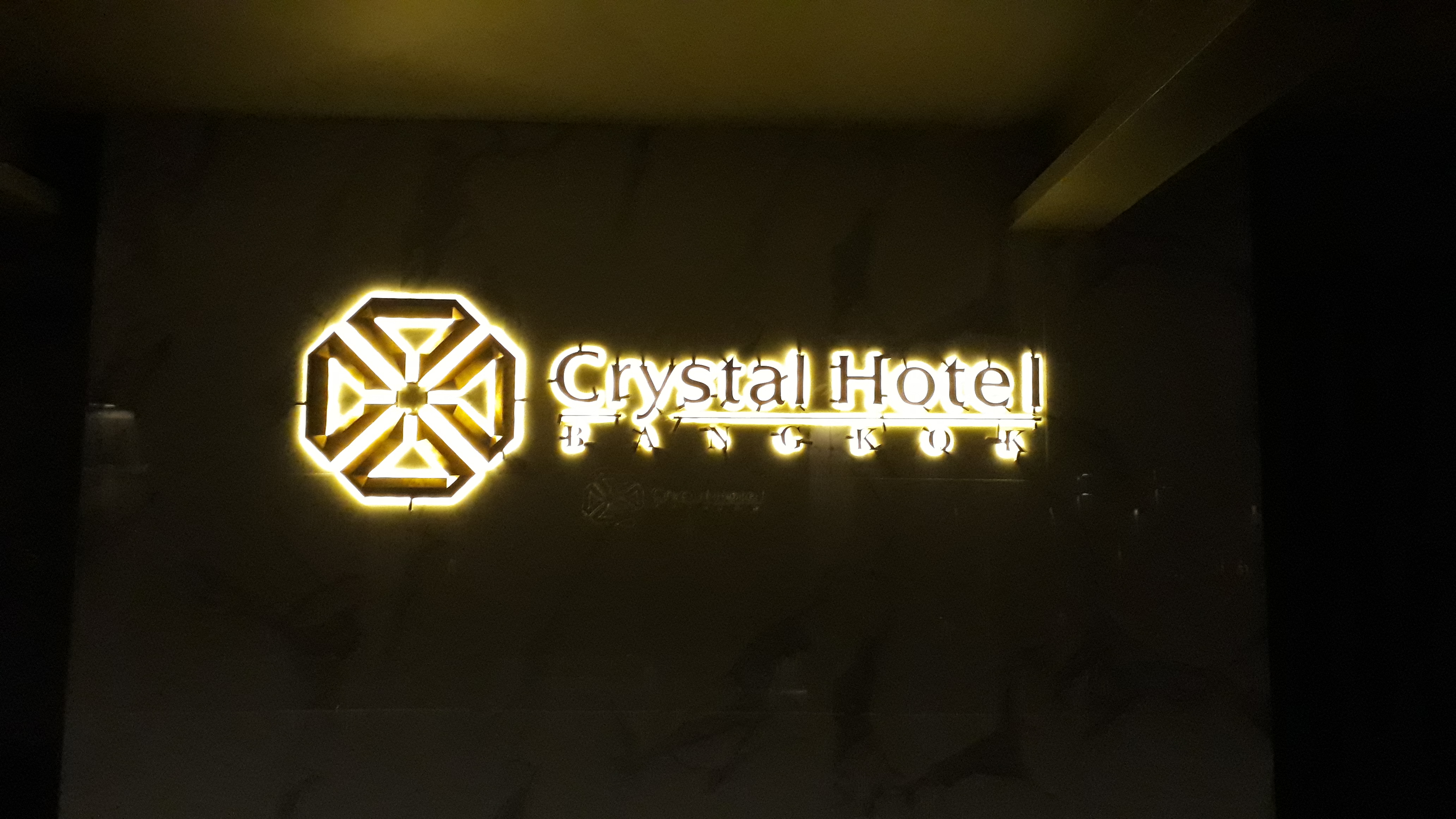 อักษรโลหะไทเทเนี่ยมทองเงา ซ่อนไฟLED พร้อมติดตั้ง ราคาโรงงาน