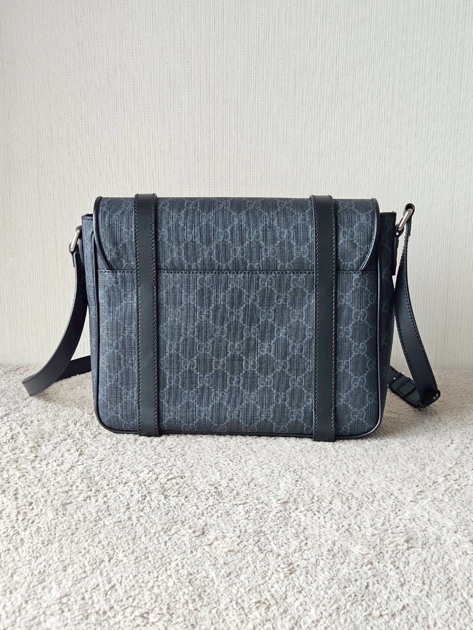 gucci messenger black GG