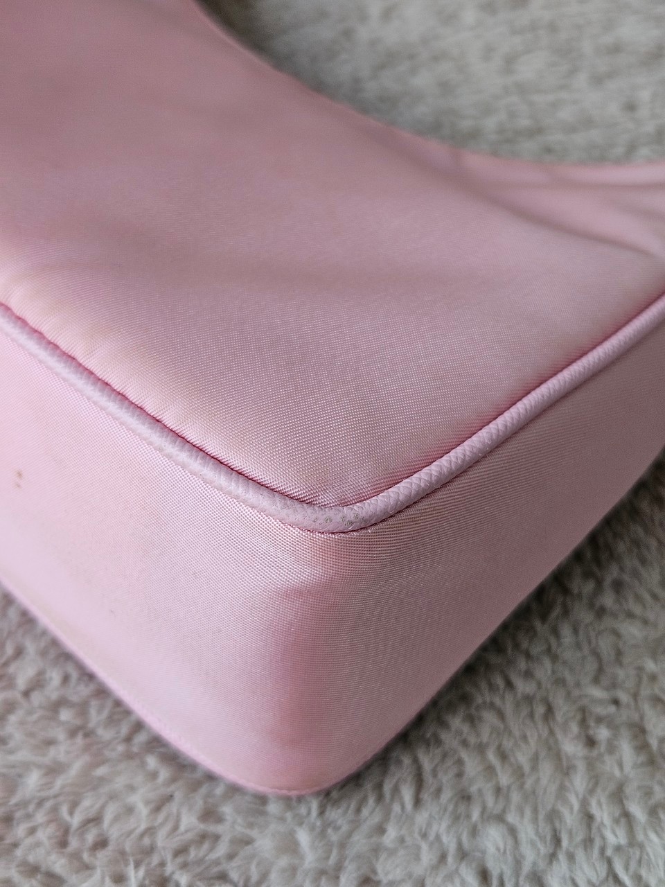 Prada Re-Edition 2005 Re-Nylon หูหนัง สีชมพู