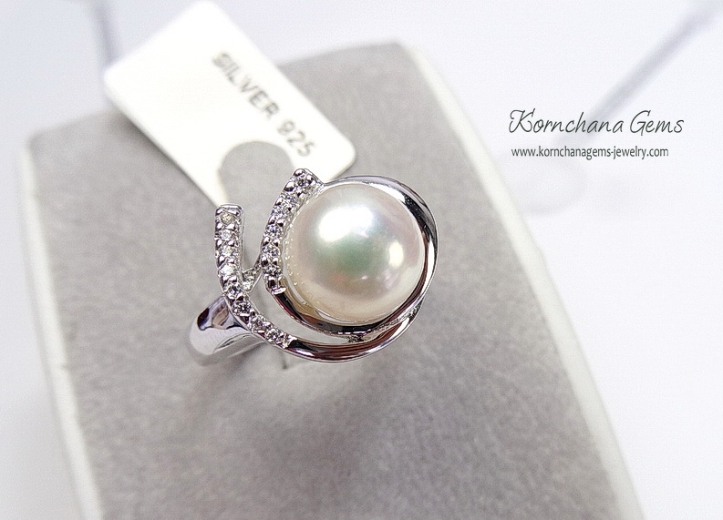 แหวนมุกน้ำจืดแท้สีขาวครีม เม็ดมุกขนาด 0.8 mm. ดีไซน์เก๋ๆ แต่เรียบหรู ใส่ติดนิ้วได้ทุกวัน ตัวเรือนเงินแท้ silver925