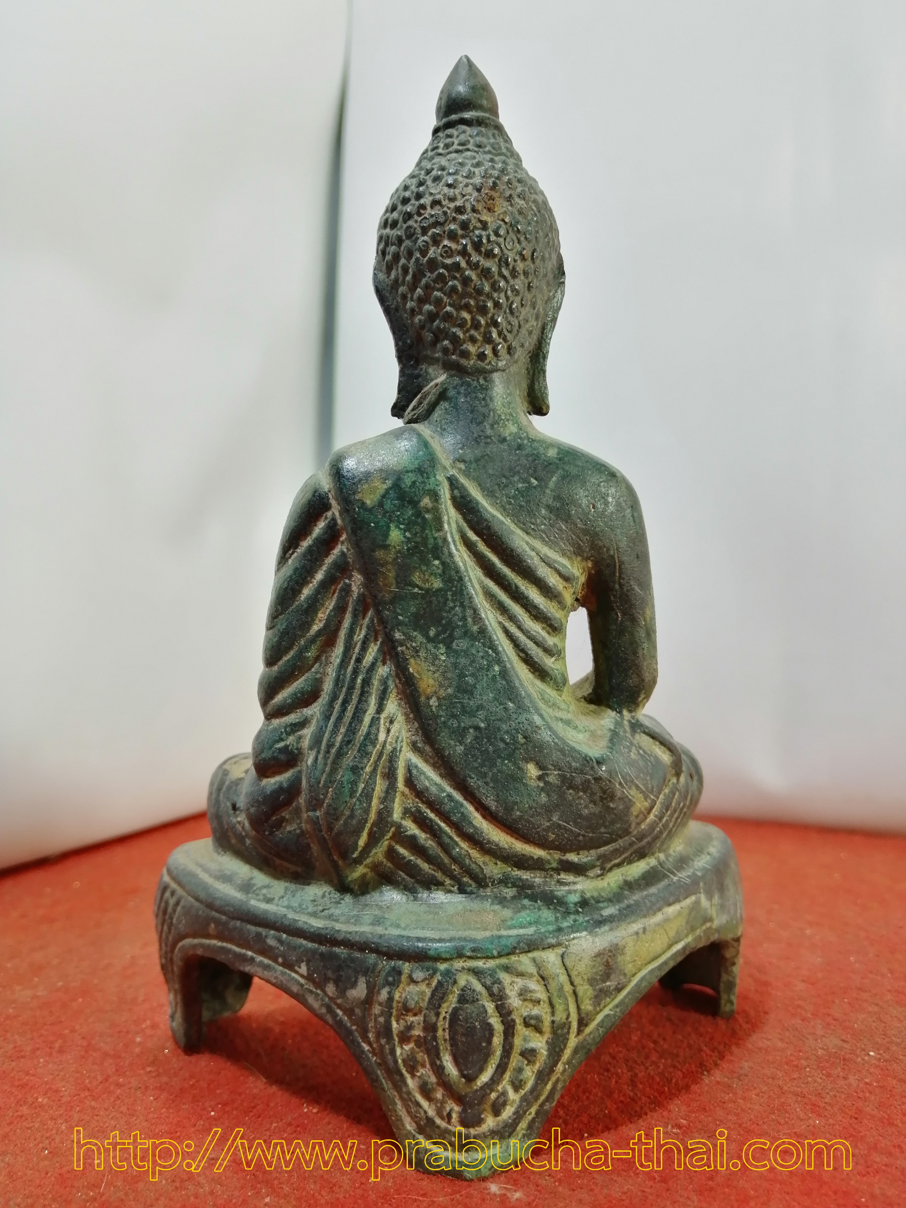 พระพุทธ ปางสมาธิ ด้านหน้ามีบาตรน้ำมนต์ บนตักมีหอยสังข์ หน้าตัก 4 นิ้ว เนื้อสำริด