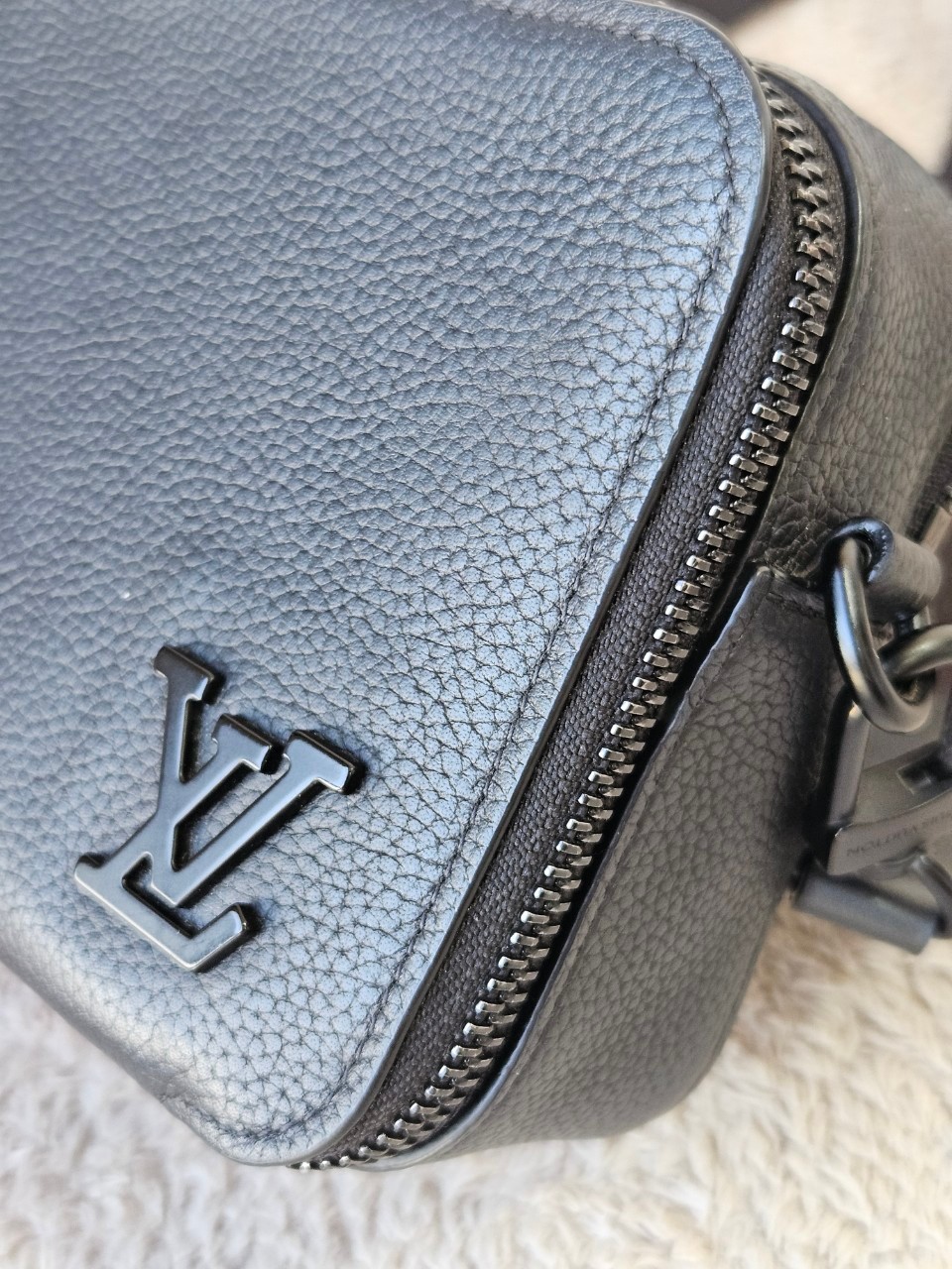 LV M59161 Alpha Wearable Wallet