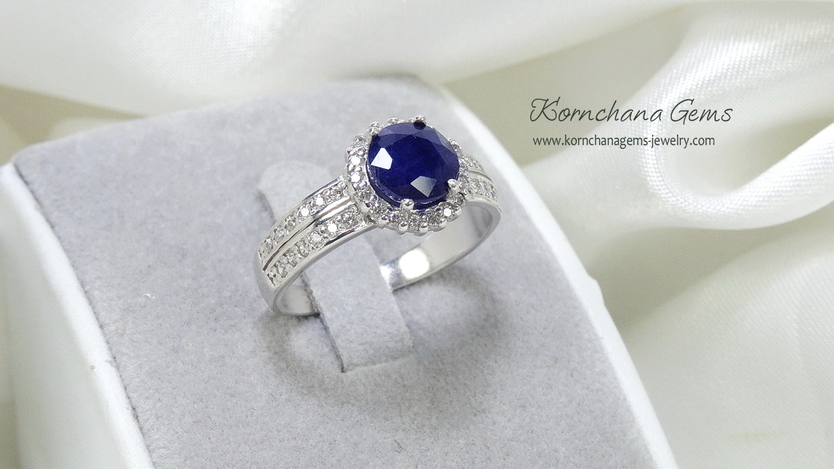 รับทำแหวนไพลินตามแบบเป็นพลอยไพลินทรงกลมล้อมพลอยขาว จะเป็นไวท์โทพาสหรือเพทายขาว white zircon หรือเพชรแท้ได้ตามความต้องการ คลาสสิคสไตล์ ใส่ได้ตลอด ไม่มีตกยุค สั่งผลิตตัวเรือนทอง