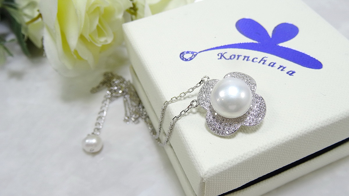 สร้อยคอมุกน้ำจืดแท้ ดีไซน์รูปดอกไม้ เกสรเป็นมุกแท้สีขาวครีม อ่อนหวาน พร้อมสร้อยคอเงินแท้ silver925 ชิ้นงานประณีต