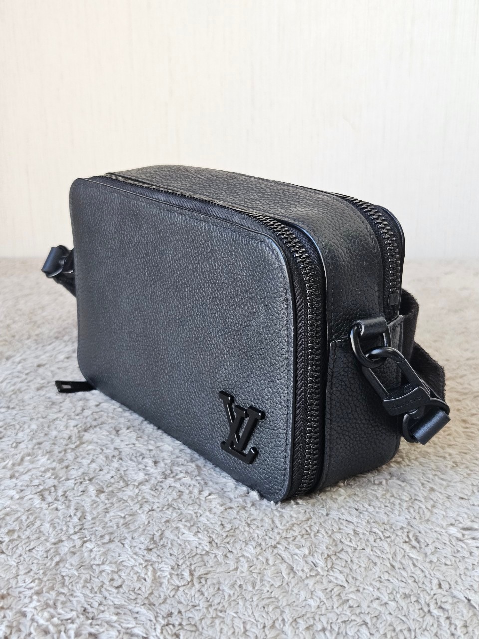 LV M59161 Alpha Wearable Wallet