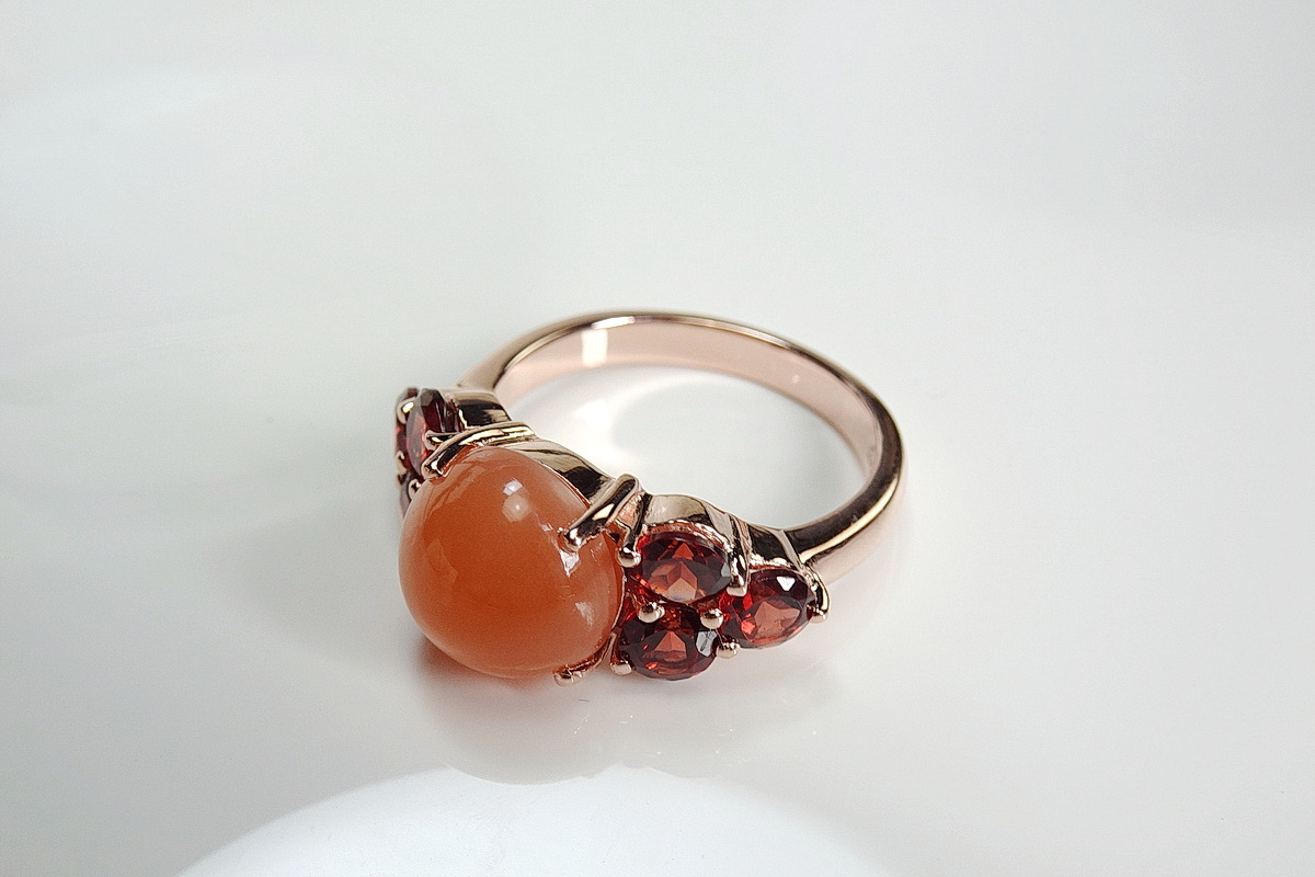 เซ็ทแหวนและต่างหูพลอยสีส้ม (orange moonstone) พลอยสีส้มนวลๆ อ่อนหวานละมุน เจียระไนแบบหลังเบี้ย แมทซ์กับสีน้ำตาลอมแดงของการ์เนท ที่บ่าข้าง สวยหวานลงตัว