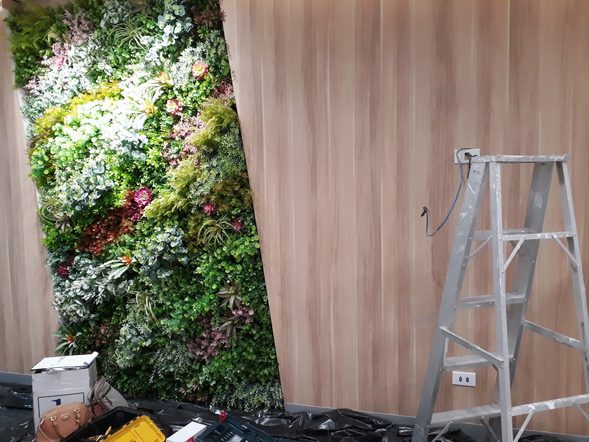 อักษร ฉลุโลโก้ และพลาสวูด ทำสี ซ่อนไฟ LED ยึดหลังอะคริลิค 15 มม. พร้อมติดตั้งราคาโรงงาน