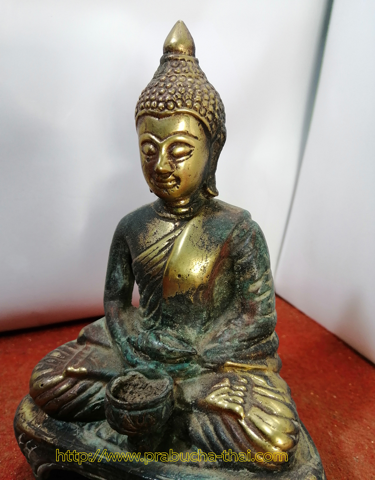 พระพุทธ ปางสมาธิ ด้านหน้ามีบาตรน้ำมนต์ บนตักมีหอยสังข์ หน้าตัก 4 นิ้ว เนื้อสำริด