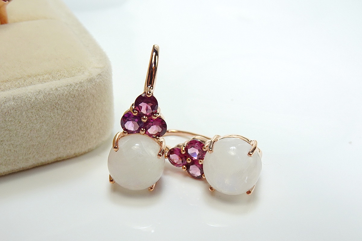 เซ็ทแหวนและต่างหูพลอยสีขาวมูนสโตนหรือมุกดาหาร อัญมณีประจำราศีเมถุน พลอยสีขาวเหมือนน้ำนม เจียระไนหลังเบี้ย แมทซ์กับสีชมพูอมม่วงหวานๆของโรโดไลท์ที่บ่าข้าง สวยหวานลงตัว