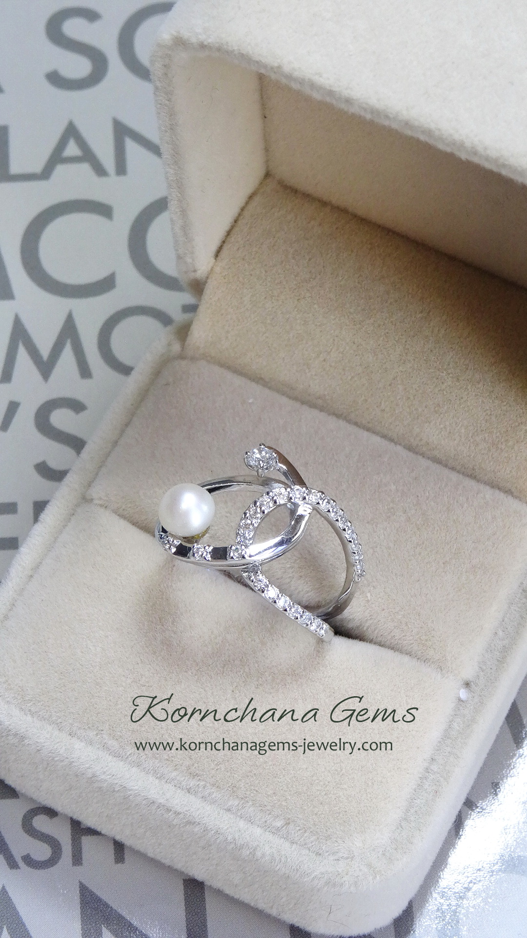 แหวนเพชรสวิสเก๋ๆ แรงบันดาลใจากสัญลักษณ์ infinity สื่อถึงความรัก ความสุขไม่มีวันสิ้นสุด แต่งด้วยมุกแท้สีครีม ฝีมือประณีต รับประกันความพึงพอใจ