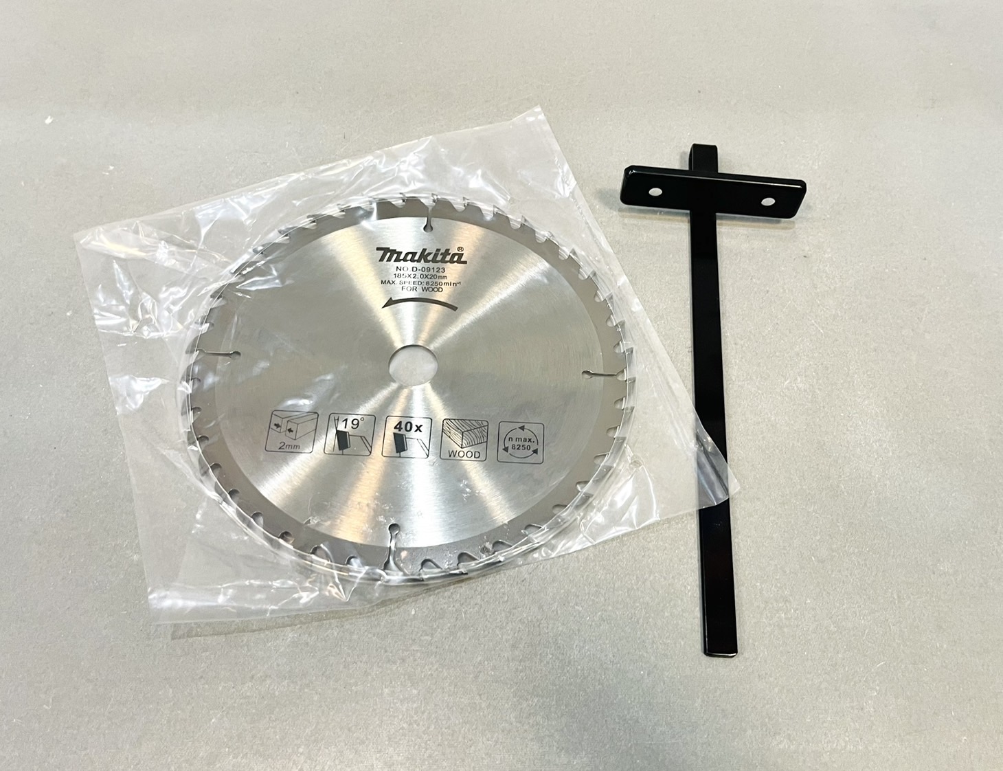 เครื่องเลื่อยวงเดือน 7" M5801B 1050w MAKITA