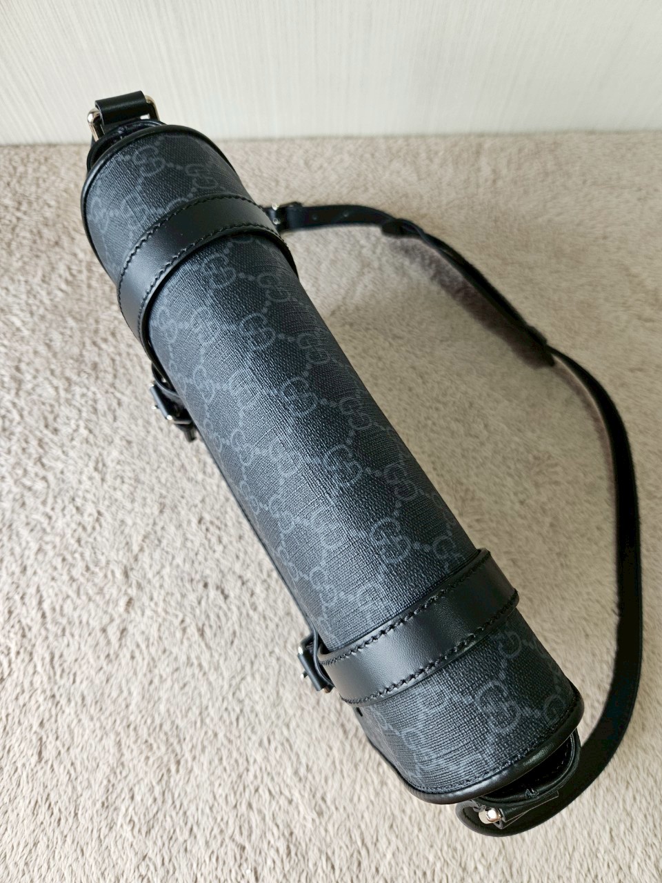 gucci messenger black GG