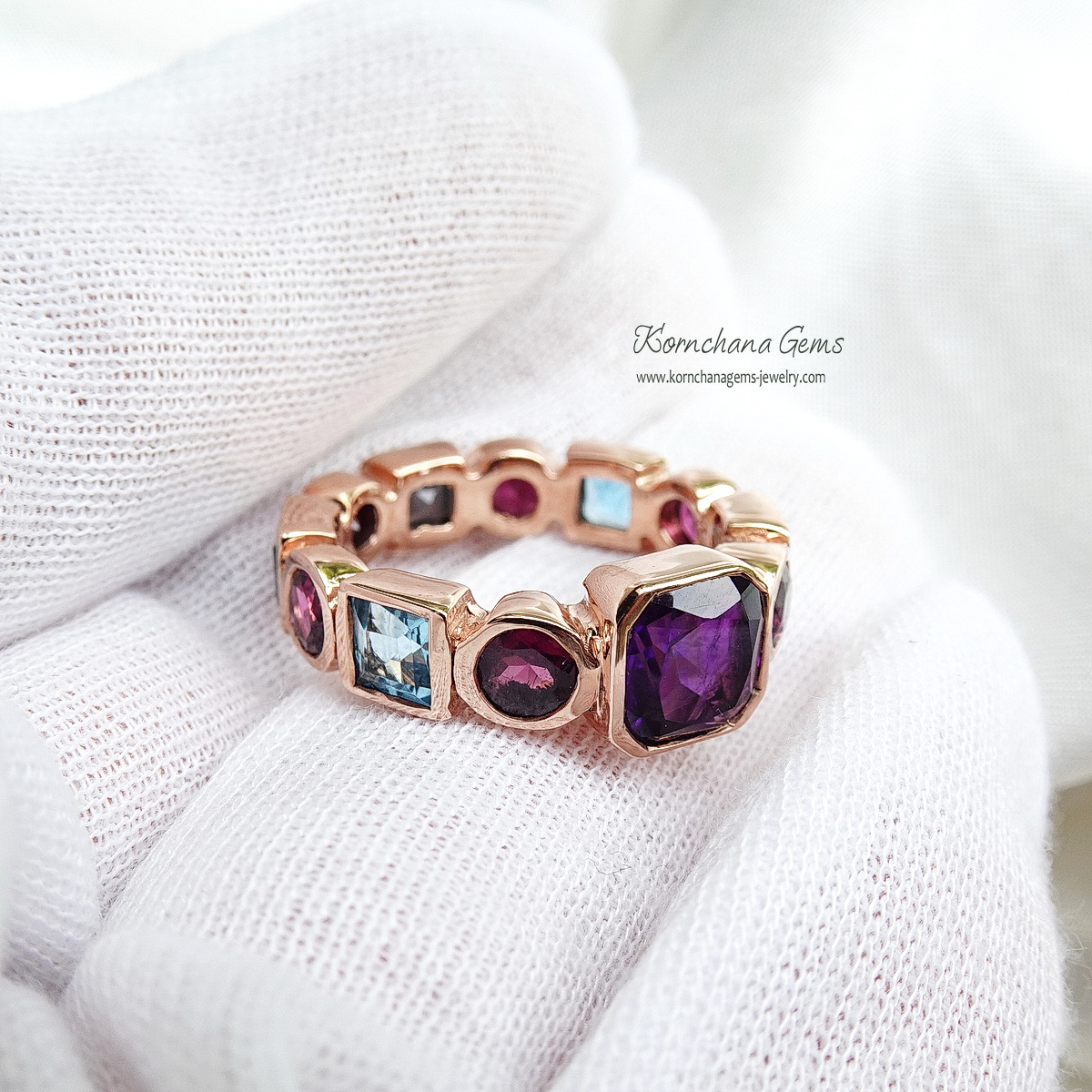 แหวนพลอยอเมทิสท์รอบนิ้ว สลับโรโดไลท์และบลูโทพาสสีฟ้าใส ตัวเรือนเงินแท้ ชุบพิงค์โกลด์ ฝีมือประณีต รับประกันความพึงพอใจ
