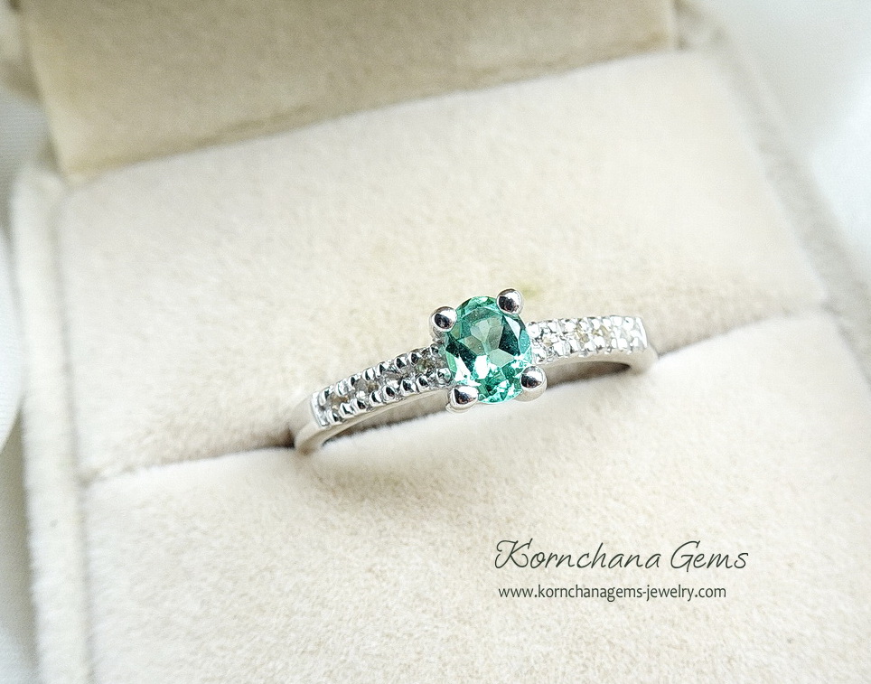 แหวนพลอยเขียวส่อง หรือ green sapphire เขียวส่องเป็นพลอยที่นับวันยิ่งหายากนะคะ วงนี้มาในเฉดสีเขียวมินท์ค่ะ สวยหวาน ดีไซน์เรียบง่าย ใส่ติดนิ้วได้ทุกวัน