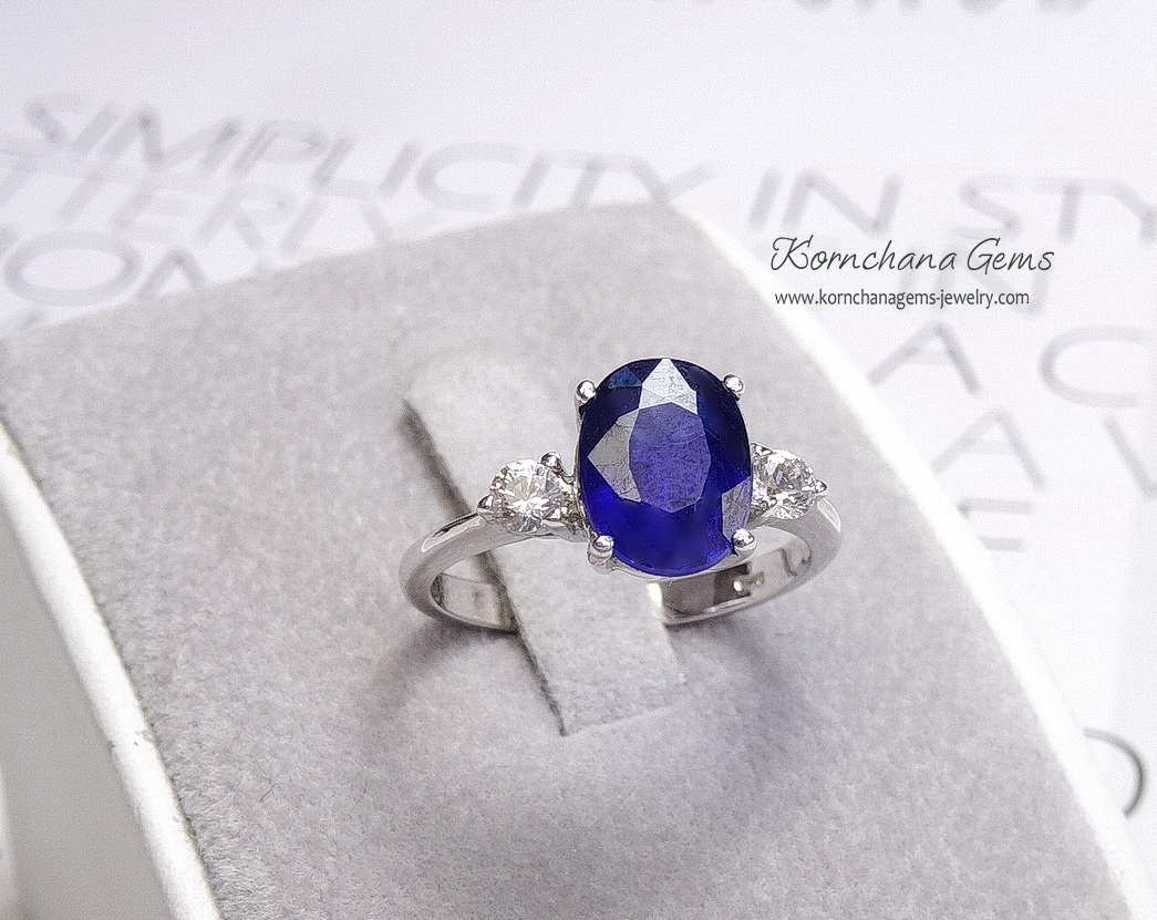 แหวนไพลินแท้ พลอยทรงไข่ขนาด 9x7 mm. สีน้ำเงินเข้ม สวยงามมากก ขนาดกำลังดี ใส่ติดนิ้วได้ตลอด ตัวเรือนเงินแท้ silver925 ชิ้นงานประณีต