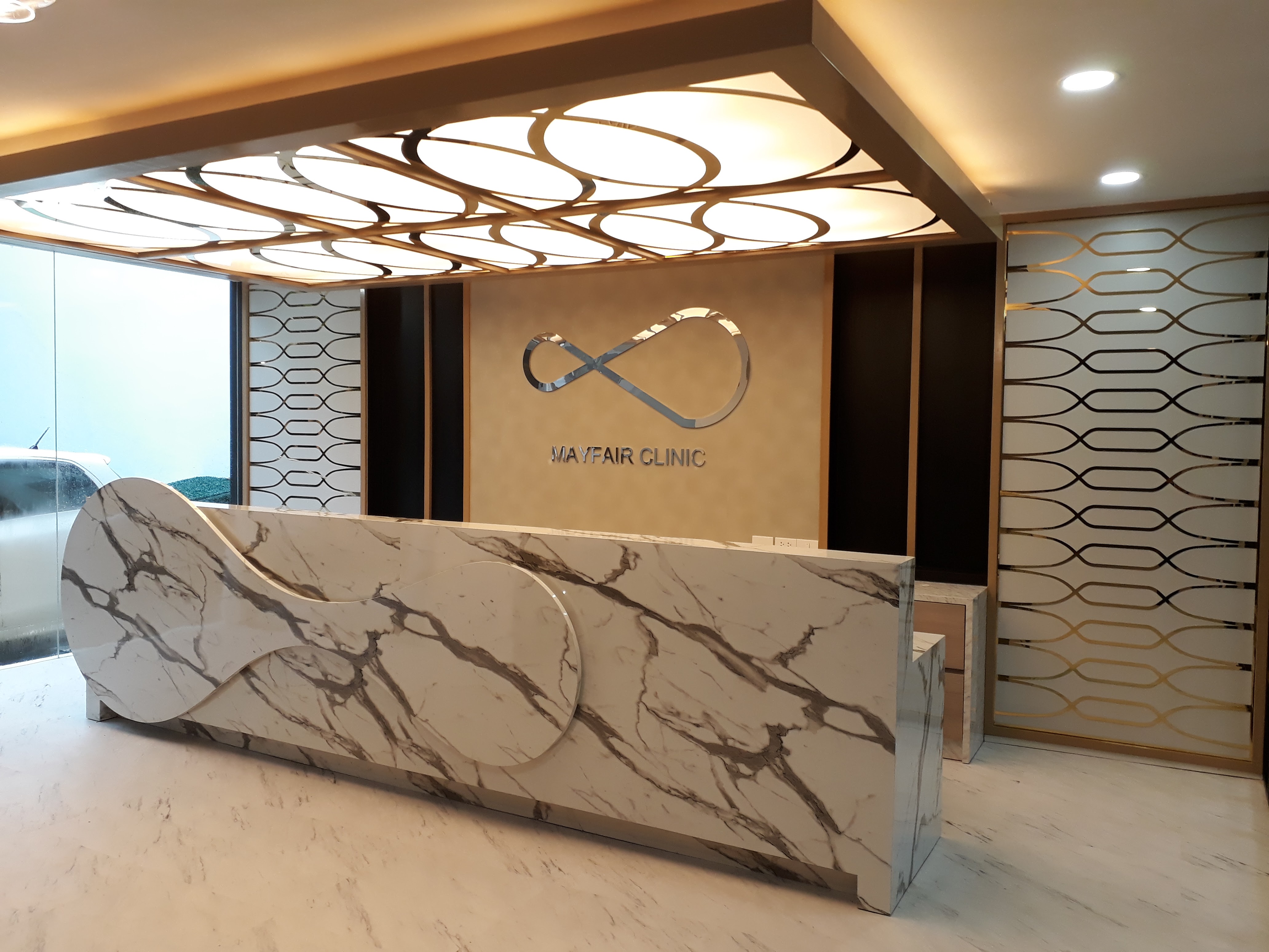 งานผลิตติดตั้ง MAYFAIR CLINIC ฉลุแผ่นไทเทเนี่ยมทองเงา 1 มม. ยึดแผ่นอะคลิลิค 3 มม. พร้อมติดตั้งราคาโรงงาน