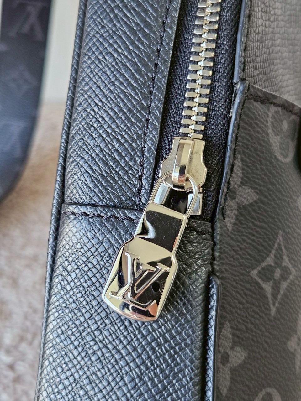 LV Outdoor Slingbag Taigarama Black Microchip