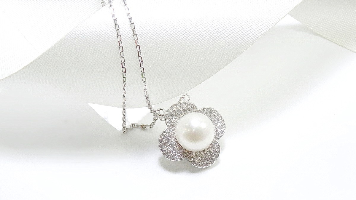 สร้อยคอมุกน้ำจืดแท้ ดีไซน์รูปดอกไม้ เกสรเป็นมุกแท้สีขาวครีม อ่อนหวาน พร้อมสร้อยคอเงินแท้ silver925 ชิ้นงานประณีต