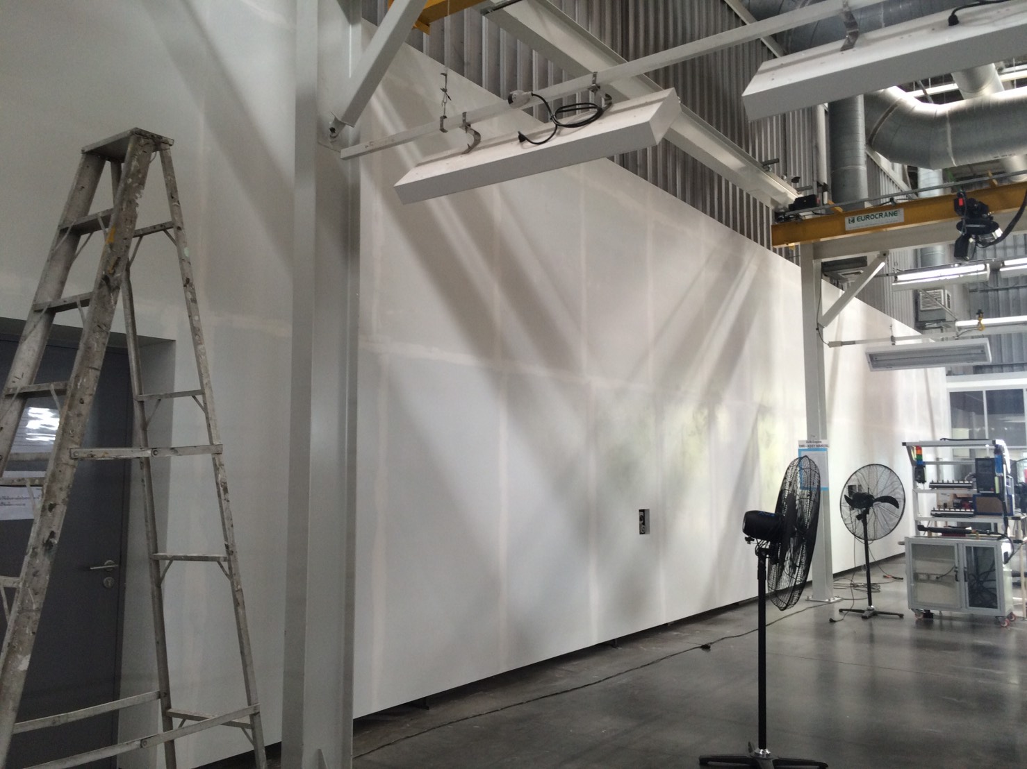 งานผลิตติดตั้ง โรงงาน BMW โครงสร้างเหล็กยึดผนัง กรุแผ่นพลาสวูด 10 มม. โปีวเก็บสี ติดสติกเกอร์ พร้อมติดตั้งราคาโรงงาน