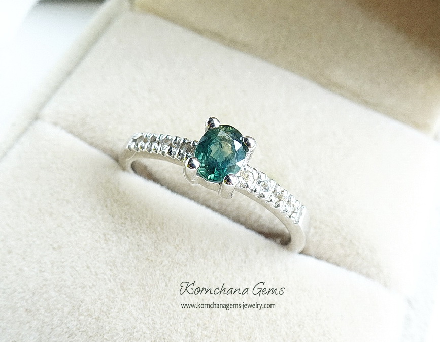 แหวนพลอยเขียวส่อง หรือ green sapphire สีเขียวเหนี่ยวทรัพย์ นำโชค เขียวส่องเป็นพลอยที่นับวันยิ่งหายาก ดีไซน์เรียบง่าย ใส่ติดนิ้วได้ทุกวัน ตัวเรือนแหวนเงินแท้ silver925
