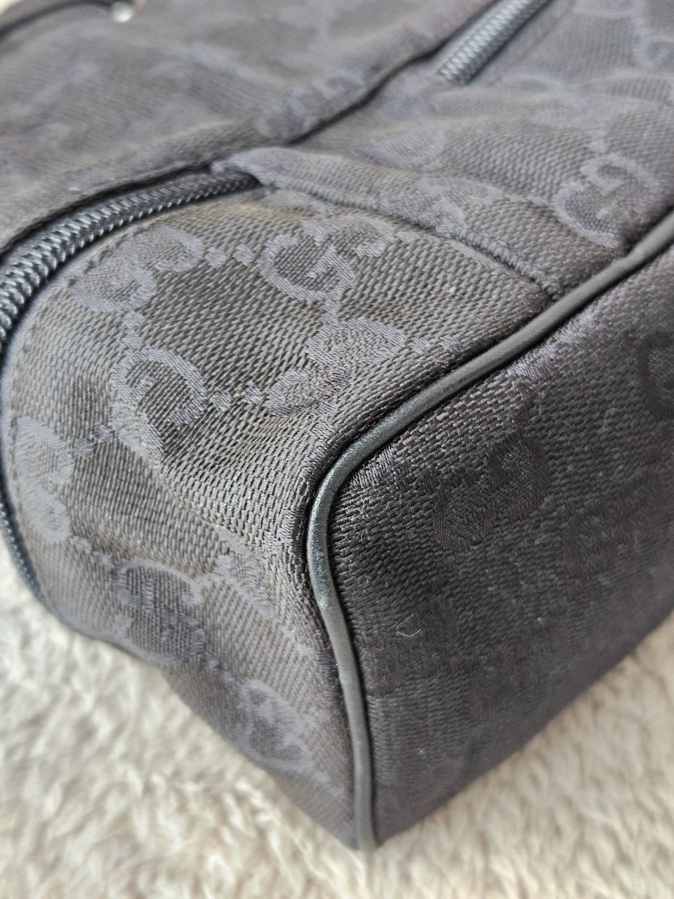 Gucci GG Canvas Pouch Black 6x8นิ้ว