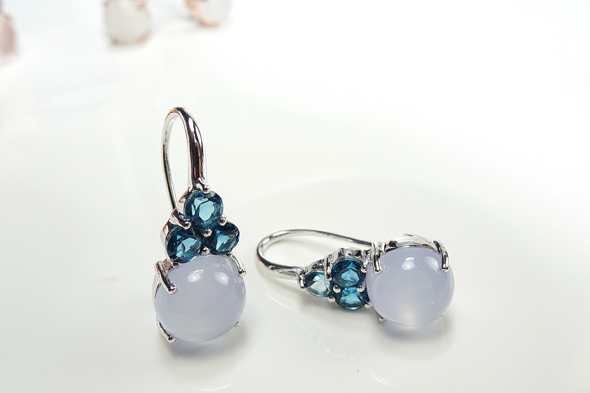 เซ็ทแหวนและต่างหูพลอยสีฟ้าบลูคาลซิโดนี (blue chalcedony) สีฟ้าพาสเทล หวานละมุน แมทซ์กับพลอยสีน้ำเงิน london blue topaz ที่บ่าข้าง สวยหวานลงตัว ตัวเรือนเงินแท้
