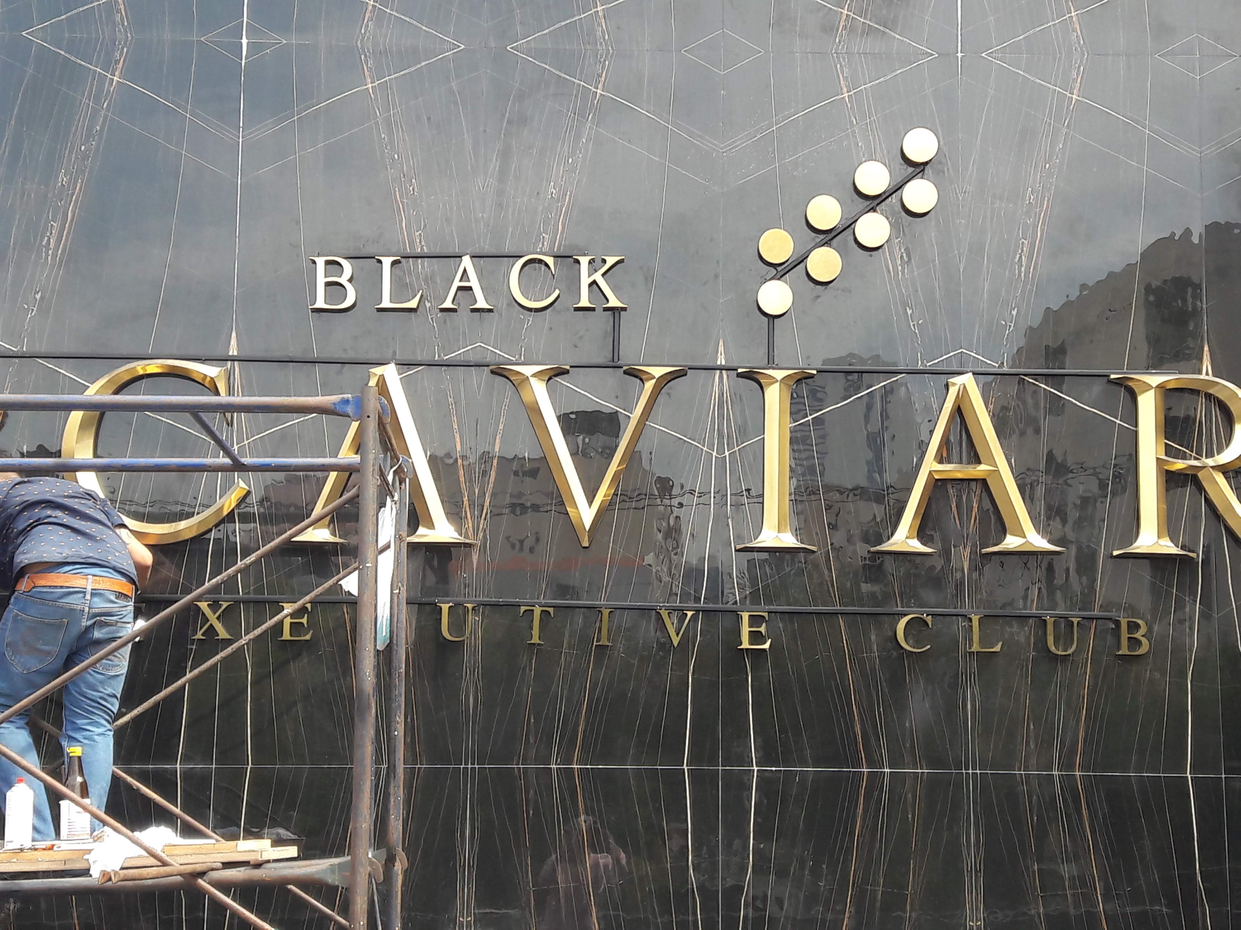 งานผลิตติดตั้ง ตัวอักษรไทเทเนี่ยมทองแฮร์ลาย 3มิติ.วางไฟ พร้อมติดตั้งราคาโรงงาน