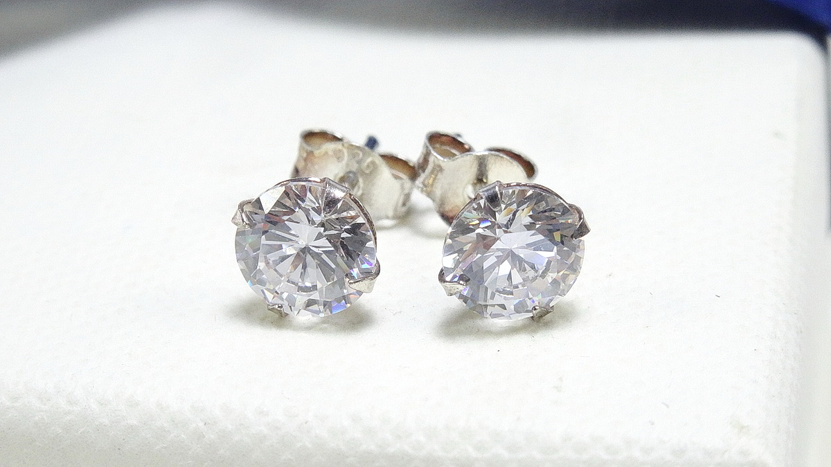 ต่างหูเพชรCZ เกรดพรีเมี่ยม ต่างหูเพชรเดี่ยวทรงกลม ลดกระหน่ำเหลือคู่ละ 290- รับประกันความพึงพอใจ