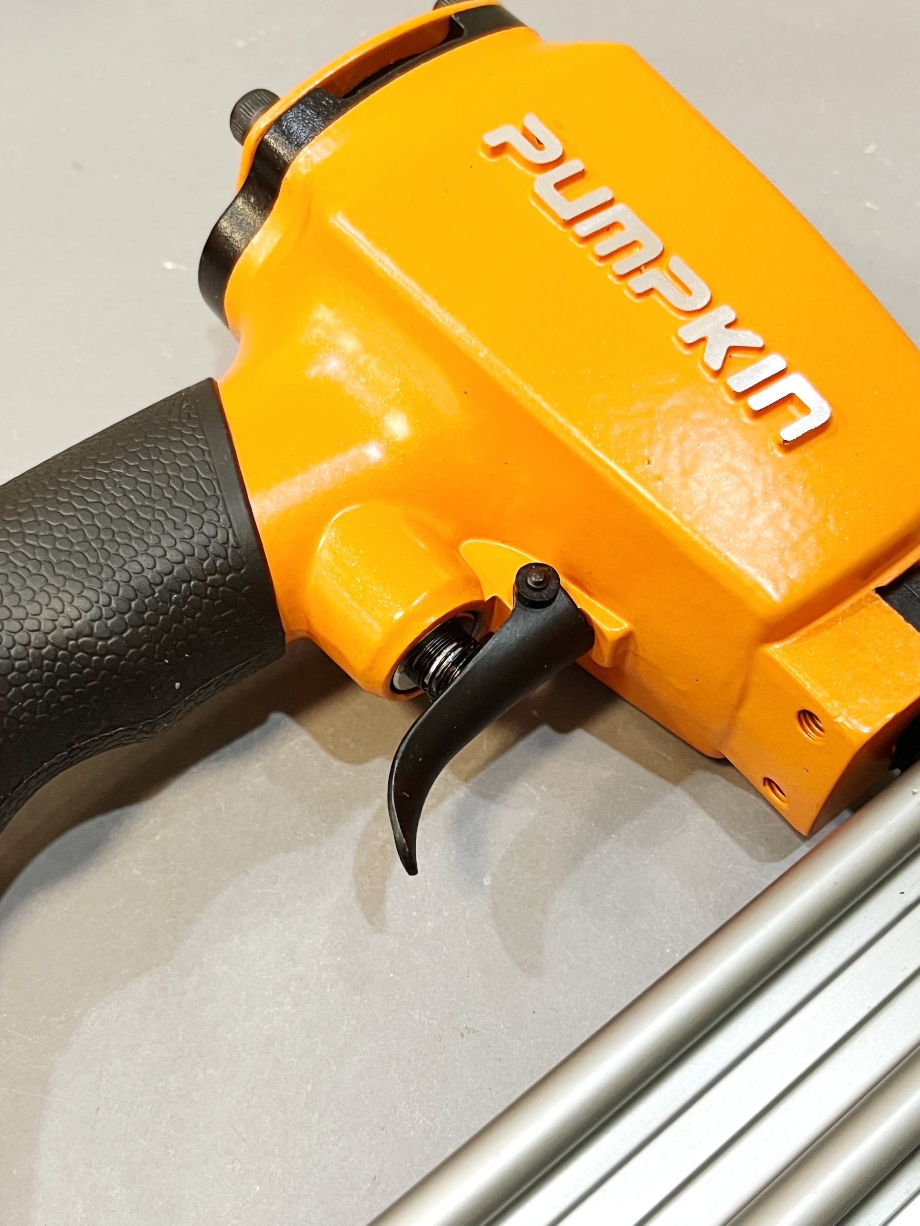 ปืนยิงตะปูลมขาเดี่ยว F-30 พัมคิน