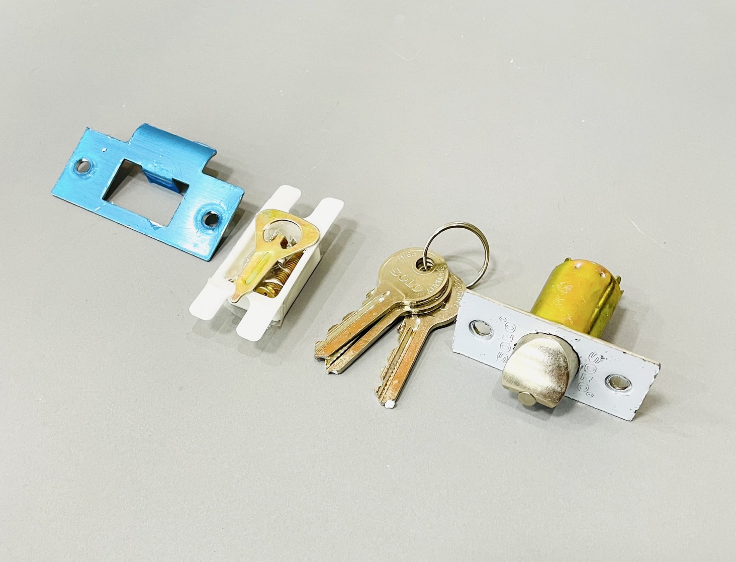 ลูกบิดประตู SOLO #641SS มีกุญแจ กลมด้าน รุ่นกล่อง