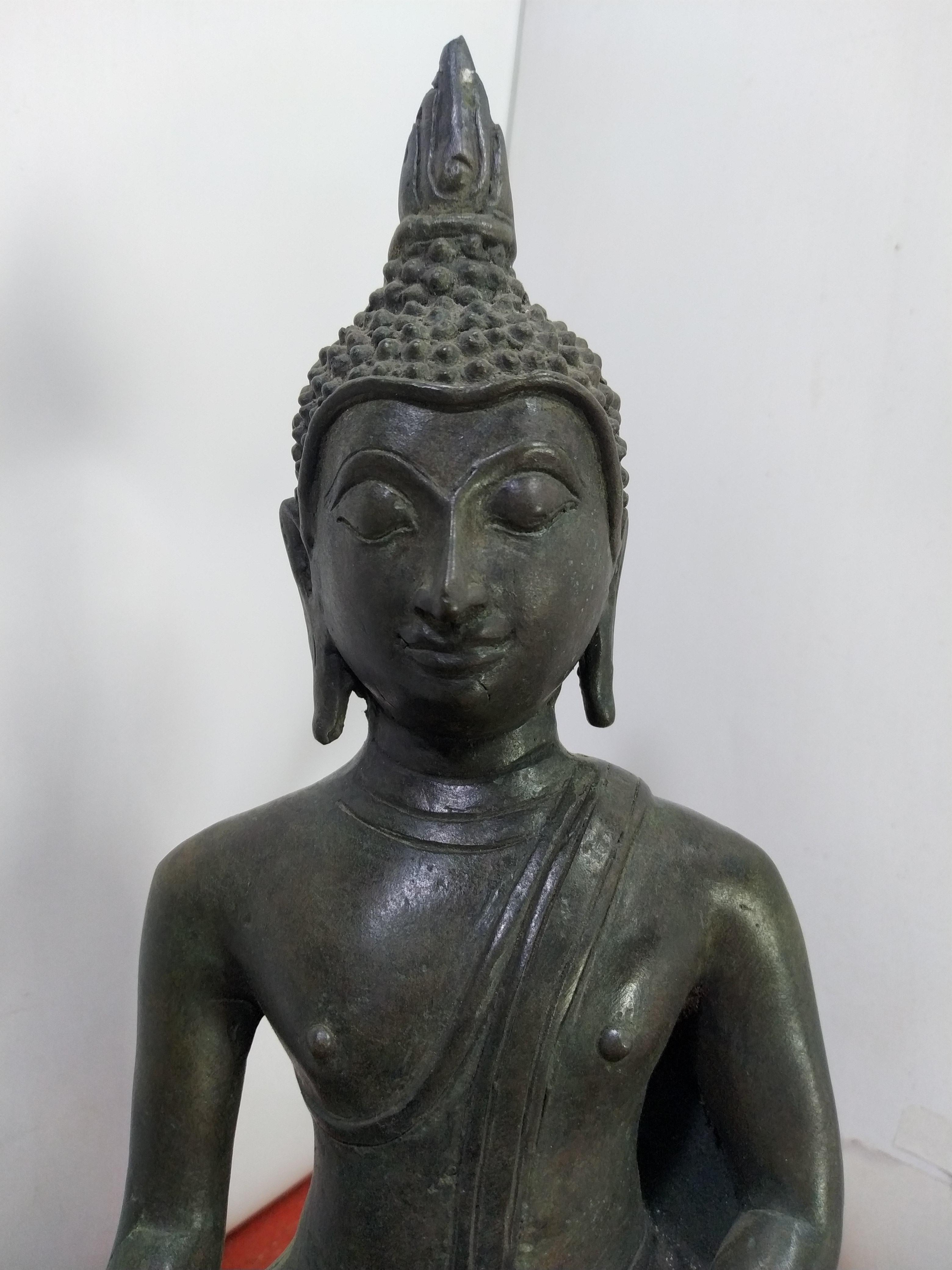 พระกำแพงสามขา วัดเสด็จ กำแพงเพชร