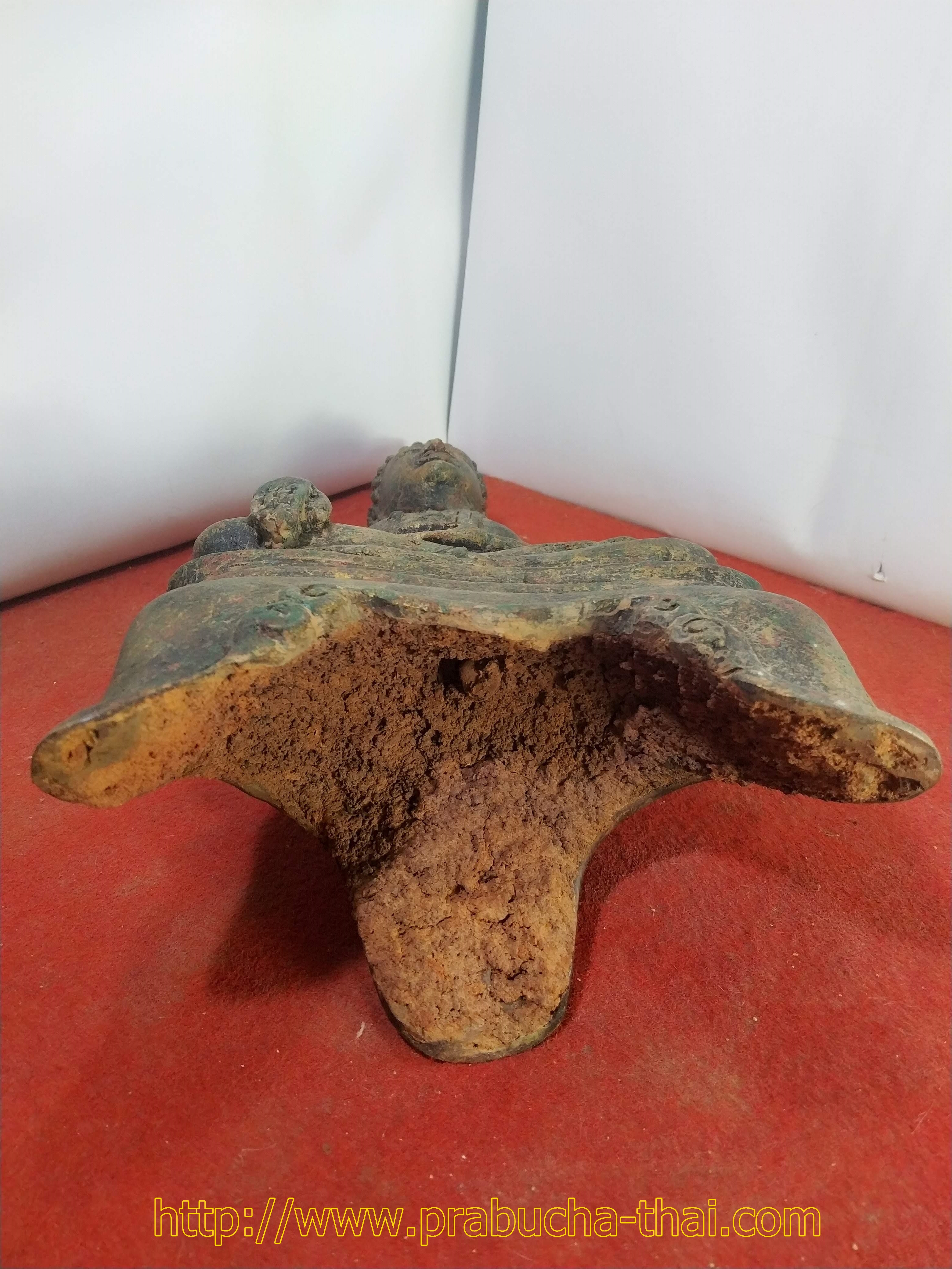 พระกำแพงสามขา ฐาน 6 นิ้ว เนื้อสำริดสภาพเก่า