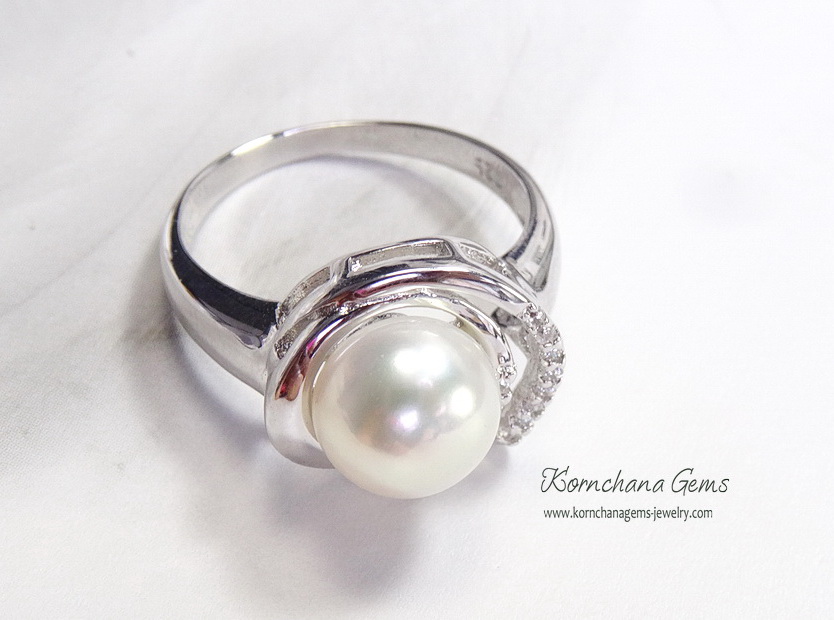 แหวนมุกน้ำจืดแท้สีขาวครีม เม็ดมุกขนาด 0.8 mm. ดีไซน์เก๋ๆ แต่เรียบหรู ใส่ติดนิ้วได้ทุกวัน ตัวเรือนเงินแท้ silver925