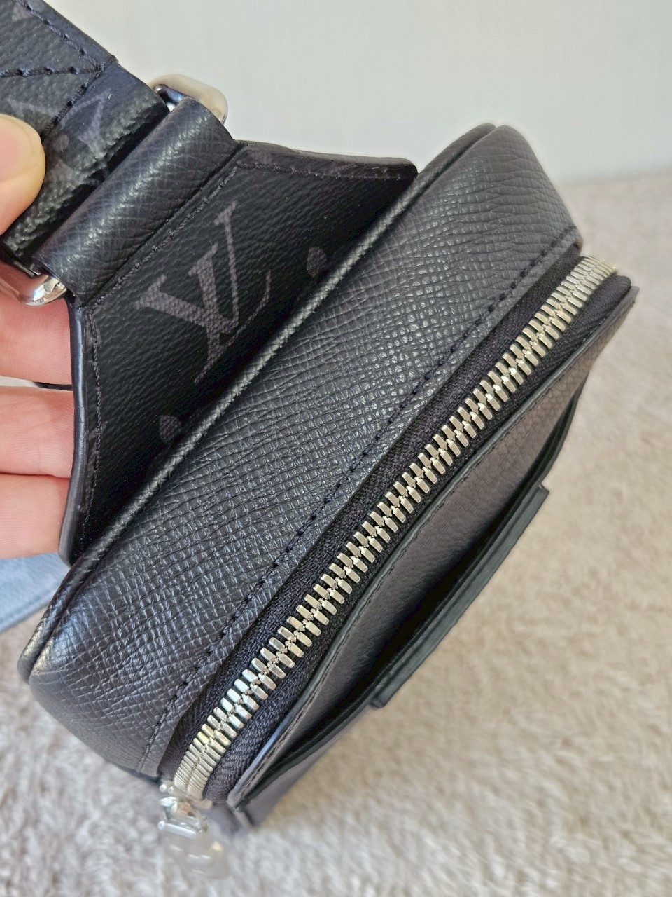 LV Outdoor Slingbag Taigarama Black Microchip