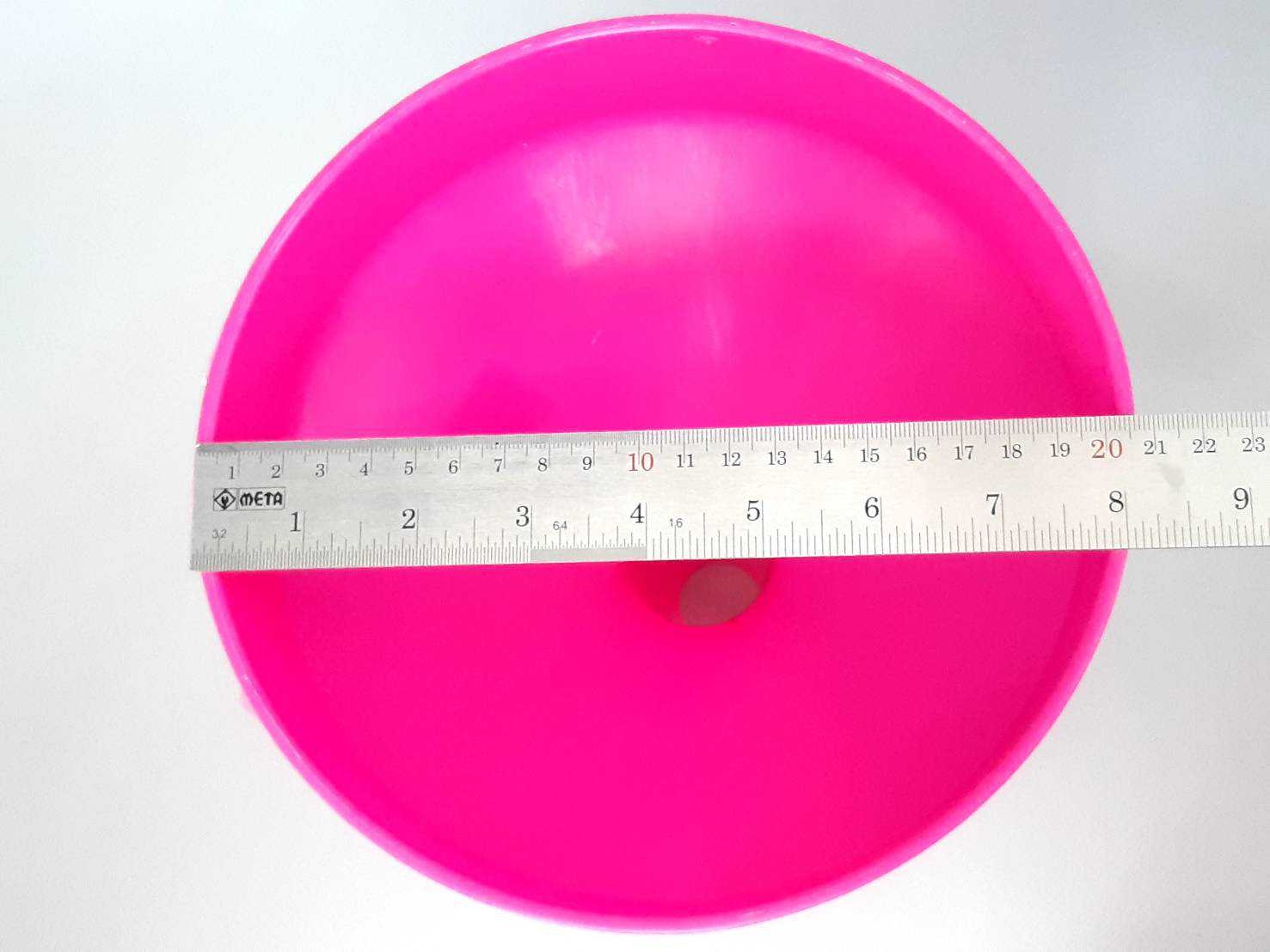 กรวยพลาสติกใหญ่ 20ซม. (คละสี)