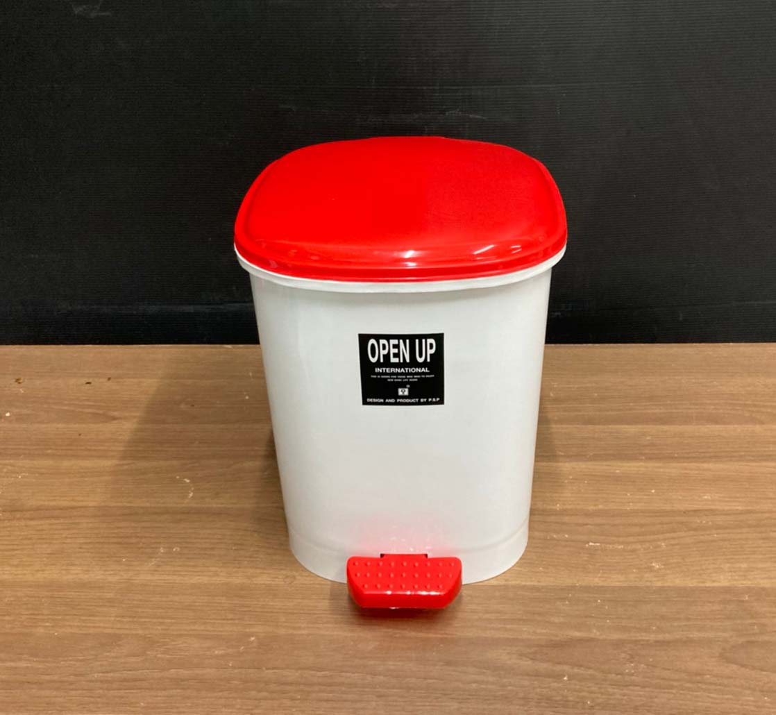 ถังขยะทรงเหลี่ยม เท้าเหยียบ ฝาสี 12 ลิตร