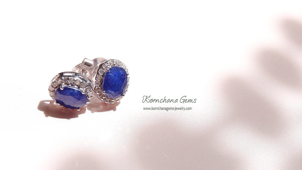 ต่างหูไพลิน พลอยสีน้ำเงินทรงไข่ขนาด 8 mm.ล้อมไวท์โทพาส ต่างหูติดหูเรียบๆแบบนี้ใส่ได้ตลอดไม่มีตกยุคคร่าาตัวเรือนเงินแท้ silver925