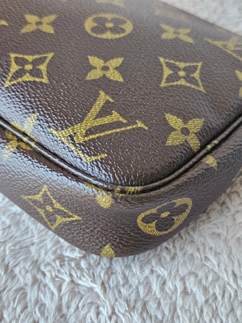 LV Pochette Mono