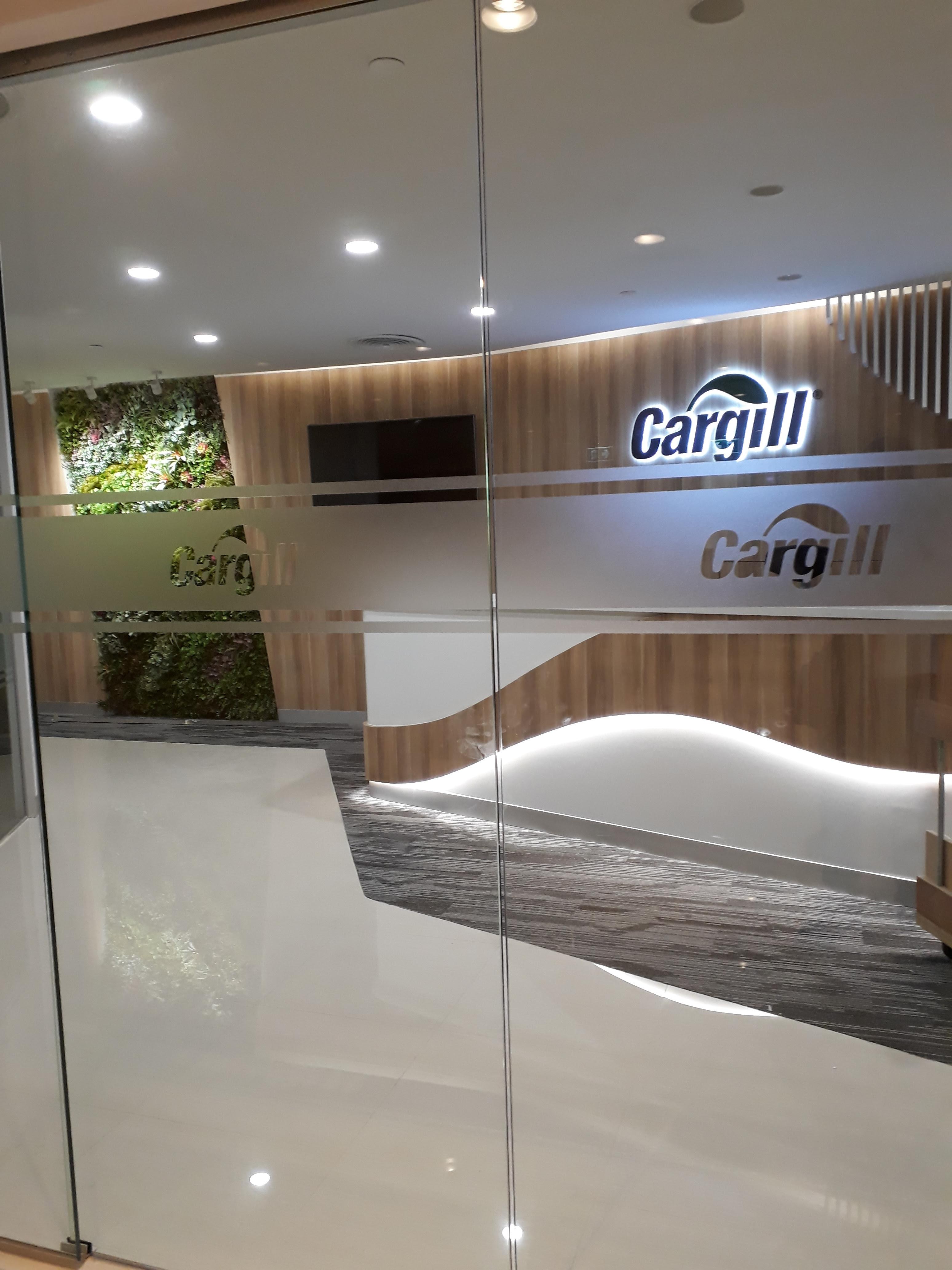 อักษร ฉลุโลโก้ และพลาสวูด ทำสี ซ่อนไฟ LED ยึดหลังอะคริลิค 15 มม. พร้อมติดตั้งราคาโรงงาน