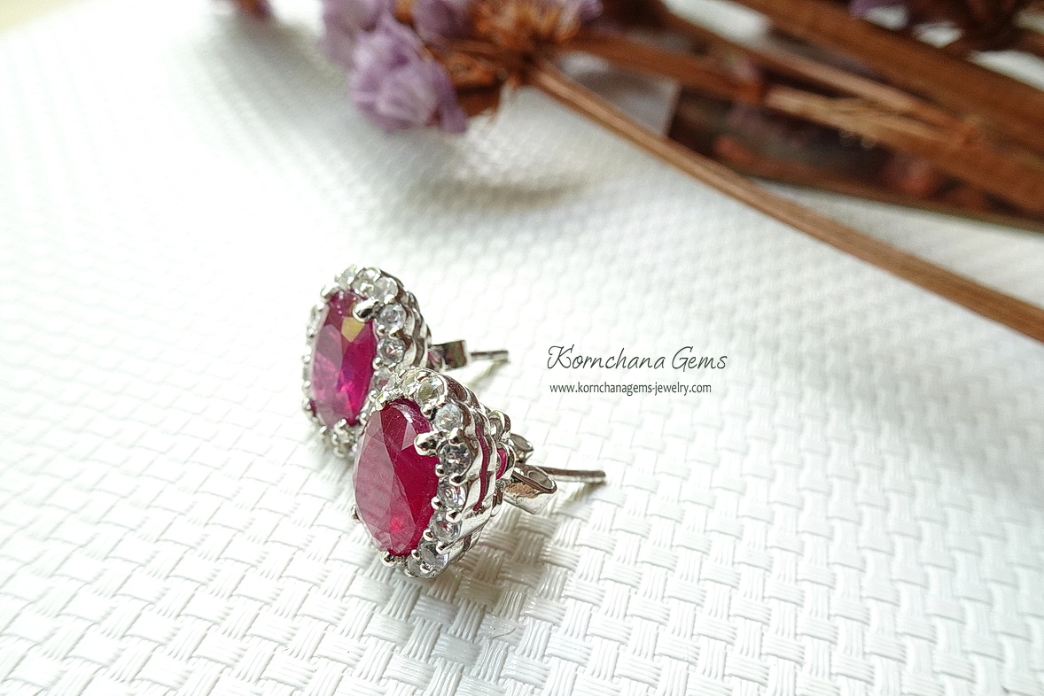 ต่างหูทับทิมแท้ทรงไข่สีแดงอมชมพู สวยมาก ต่างหูติดหูแบบนี้ สวยคลาสสิคตลอดกาลค่ะ ใส่ได้ไม่มีตกยุค เนื้อพลอยสวยใส พลอยเม็ดใหญ่