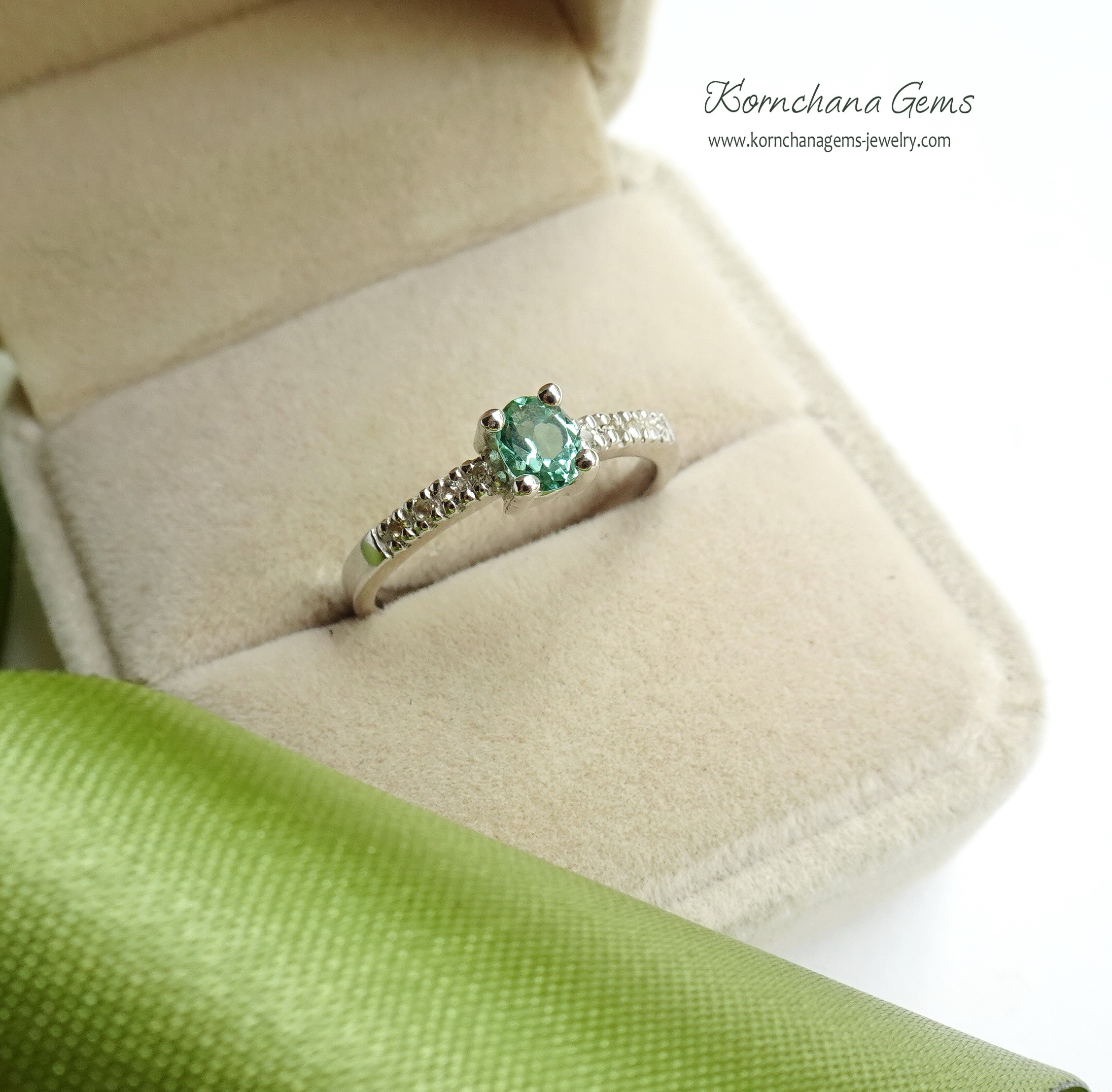 แหวนพลอยเขียวส่อง หรือ green sapphire เขียวส่องเป็นพลอยที่นับวันยิ่งหายากนะคะ วงนี้มาในเฉดสีเขียวมินท์ค่ะ สวยหวาน ดีไซน์เรียบง่าย ใส่ติดนิ้วได้ทุกวัน