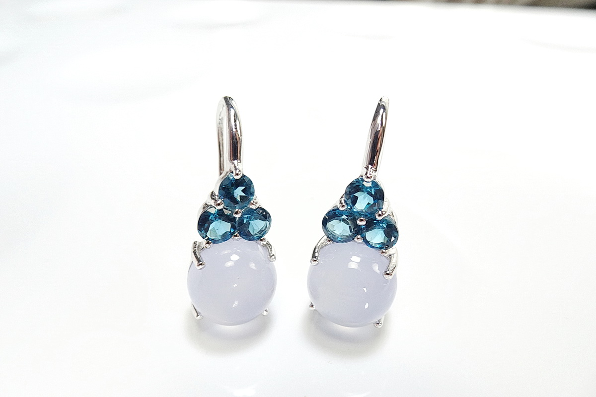 เซ็ทแหวนและต่างหูพลอยสีฟ้าบลูคาลซิโดนี (blue chalcedony) สีฟ้าพาสเทล หวานละมุน แมทซ์กับพลอยสีน้ำเงิน london blue topaz ที่บ่าข้าง สวยหวานลงตัว ตัวเรือนเงินแท้
