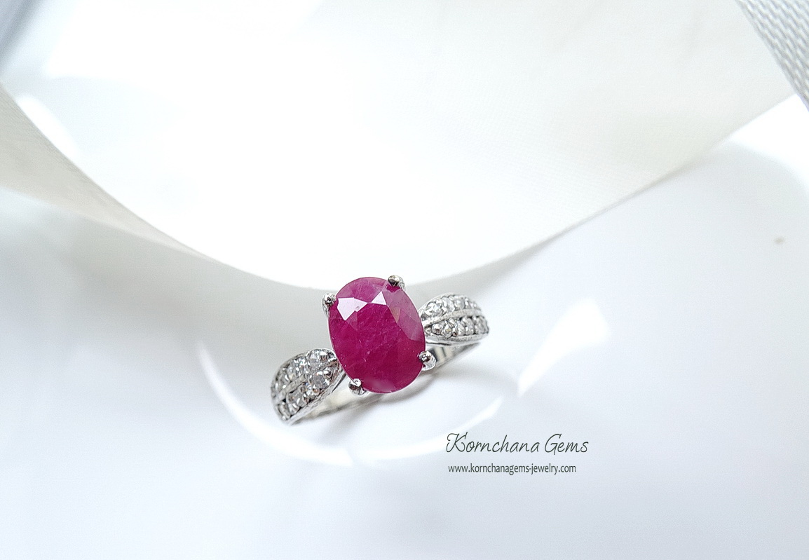 Ruby ring แหวนพลอยทับทิมรูปไข่สีแดงอมชมพู ฝังพลอยขาว white topaz ชุบทองคำขาว ตัวเรือนเงินแท้ ฝีมือประณีต