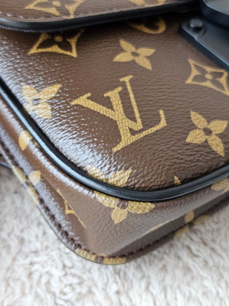 LV S-Lock Slingbag Microchip