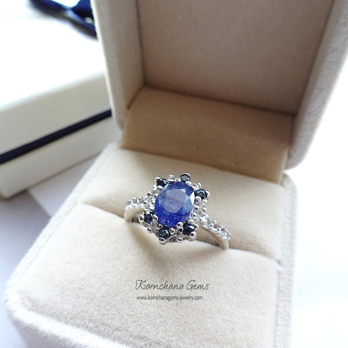 แหวนไพลินทรงไข่ อัญมณีคนเกิดเดือนกันยา หรือราศีกันย์ ดีไซน์สวยเก๋ ล้อมด้วยพลอยขาวไวท์โทพาส ตัวเรือนเงินแท้ silver925 สวยมากค่ะ