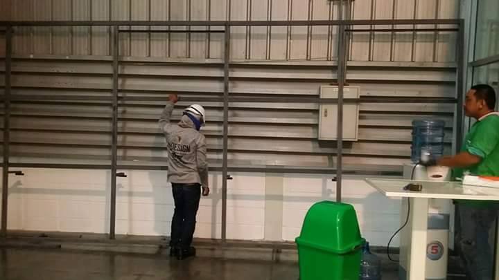 งานผลิตติดตั้ง โรงงาน BMW โครงสร้างเหล็กยึดผนัง กรุแผ่นพลาสวูด 10 มม. โปีวเก็บสี ติดสติกเกอร์ พร้อมติดตั้งราคาโรงงาน