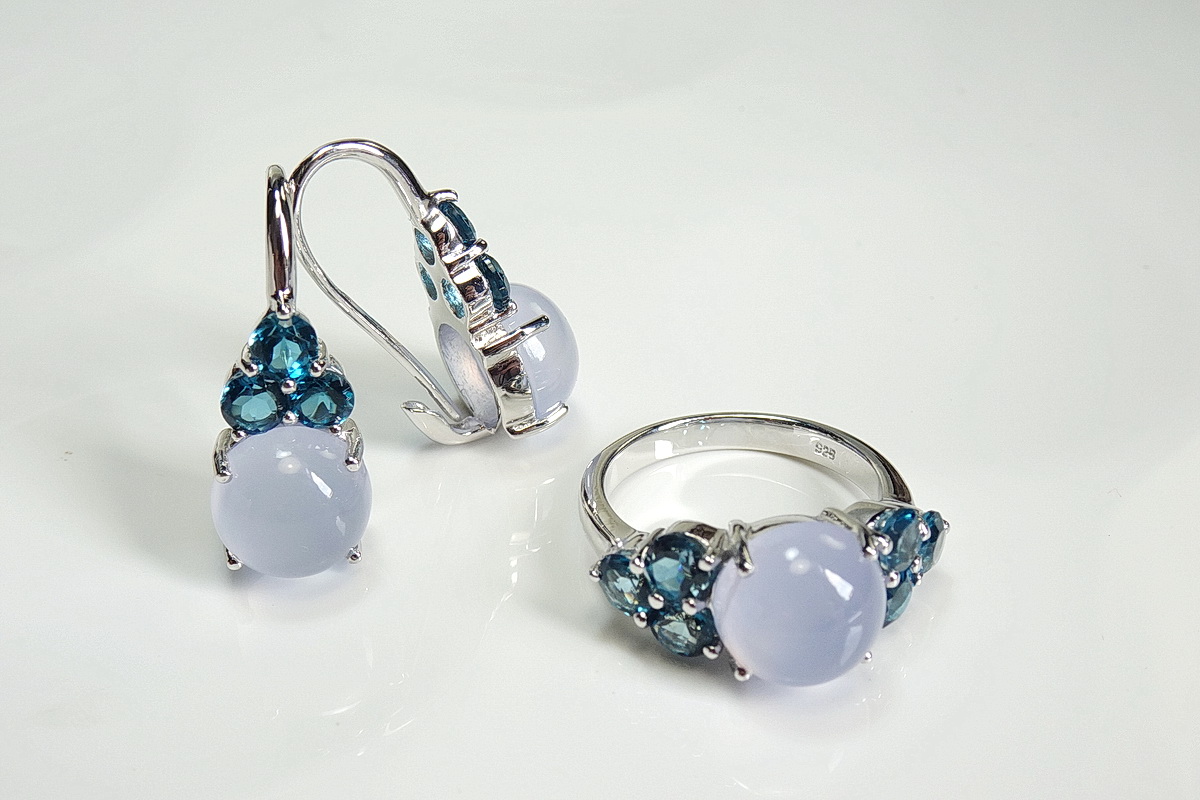เซ็ทแหวนและต่างหูพลอยสีฟ้าบลูคาลซิโดนี (blue chalcedony) สีฟ้าพาสเทล หวานละมุน แมทซ์กับพลอยสีน้ำเงิน london blue topaz ที่บ่าข้าง สวยหวานลงตัว ตัวเรือนเงินแท้