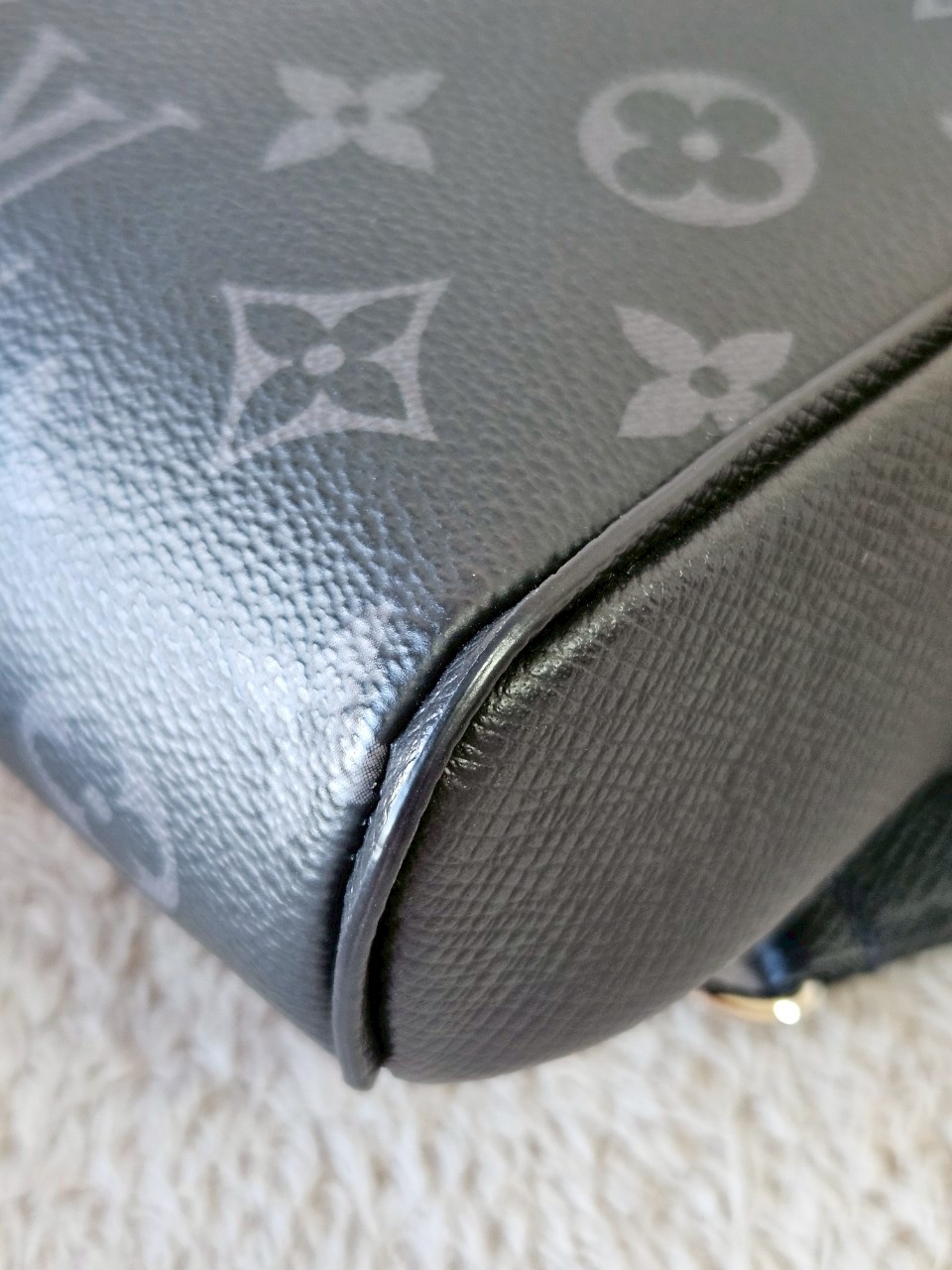 LV Outdoor Slingbag Taigarama Black Microchip