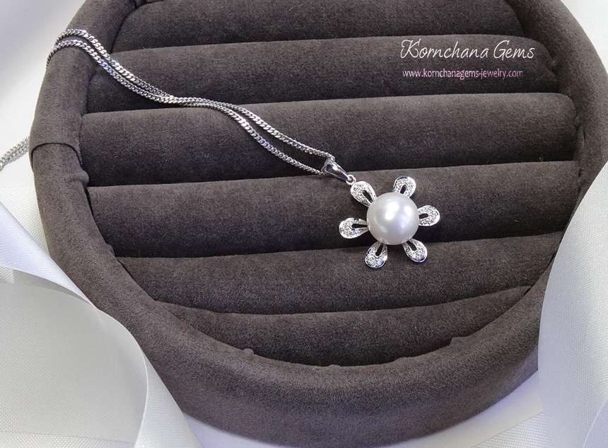 จี้มุกแท้หวานๆรูปดอกไม้ ตัวเรือนเงินแท้ดีไซน์เป็นกลีบดอกไม้หวาน เม็ดมุกขนาด 12 mm. luster สวยงามมากค่ะ ความยาวจี้รวมตัวเรือน 2.5 cm.