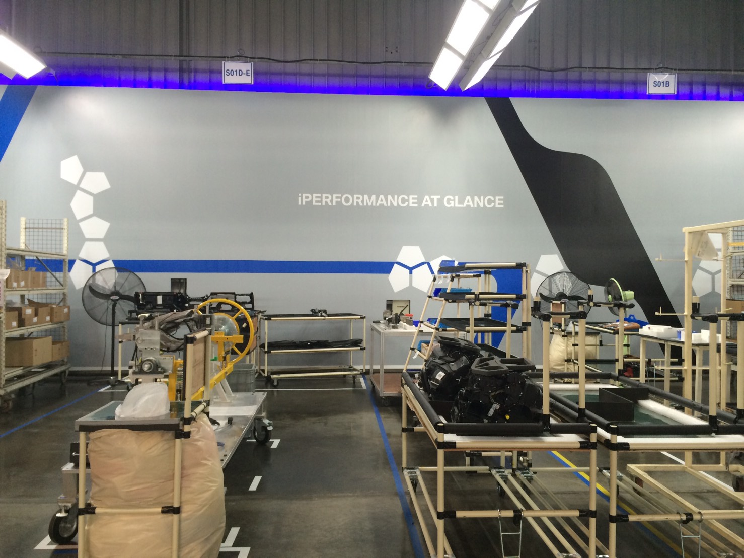 งานผลิตติดตั้ง โรงงาน BMW โครงสร้างเหล็กยึดผนัง กรุแผ่นพลาสวูด 10 มม. โปีวเก็บสี ติดสติกเกอร์ พร้อมติดตั้งราคาโรงงาน